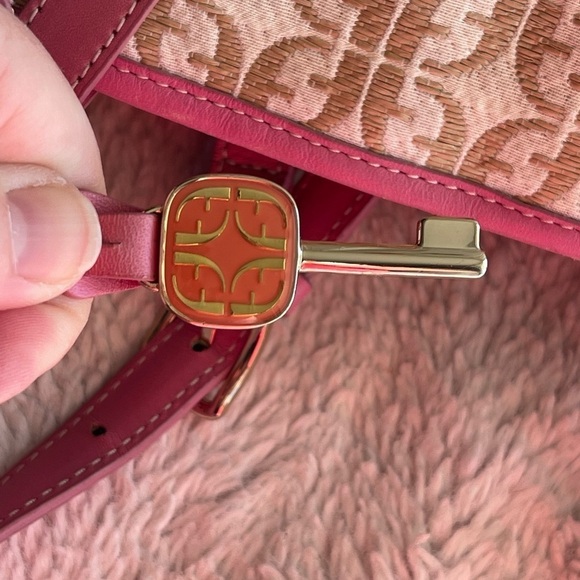 Fossil signature print pink leather trim shoulder bag - Picture 14 of 16